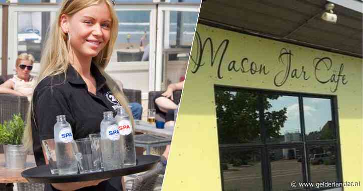 Dankbare gast geeft serveerster fooi van 10.000 dollar, maar dan begint voor haar de ellende