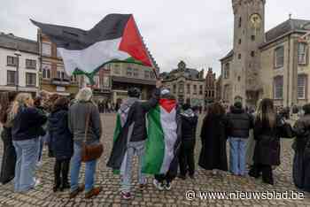Driehonderdtal mensen komt samen op Grote Markt van Lier voor stille wake ‘Vrede voor Gaza’