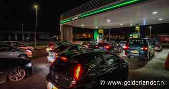 Storing bij tankstation maakt prijzen ongekend laag, chaos en files door koopjesjagers