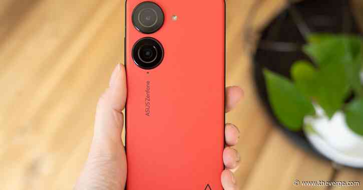 One of the last small-ish Android phones looks like it’s going the way of the iPhone Mini