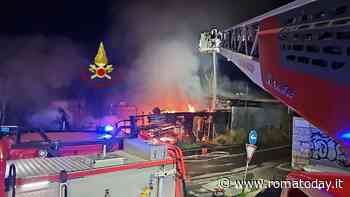 Incendio ad Arco di Travertino: in fiamme una falegnameria in disuso