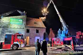 Schouwbrand escaleert: brandweer moet dak openbreken om vuur te blussen