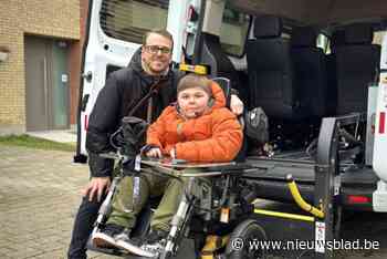 Twee jaar na crowdfunding rijdt Axl (14) rond in eigen rolstoelbus: “De solidariteit heeft ons geraakt”