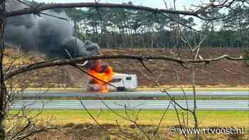 112 Nieuws: Camper vliegt in brand op A1 bij Rijssen