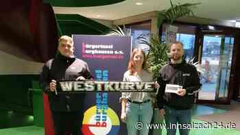 Erlös aus Kalenderverkauf: Westkurve Burghausen spendet 300 Euro an den Bürgerinsel Burghausen e.V.