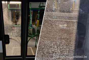 Hangjongeren schieten met luchtdrukpistool naar bus en voorbijgangers, vakbonden vragen spoedoverleg na “zoveelste incident”