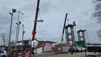 Kanaalbrug ingestort in Lochem bij bouwwerkzaamheden, mensen bekneld onder puin
