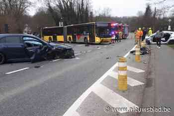 Man rijdt in op personenwagen en lijnbus: brandweer moet persoon uit wagen bevrijden