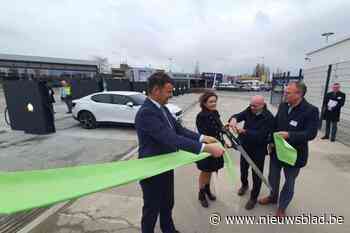 Grootste snellaadplein van Vlaanderen geopend op parking Shopping Pajot: “Alle stroom komt van zonnepanelen op winkelcentrum”