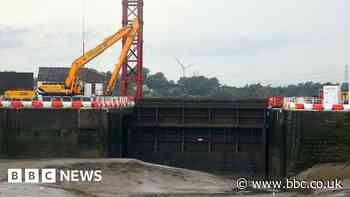 'Hundreds of jobs at risk' over broken sea gate