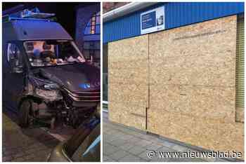 Vrouw in shock nadat bestelwagen tegen etalage rijdt: “Een halve meter verder en hij zat binnen”