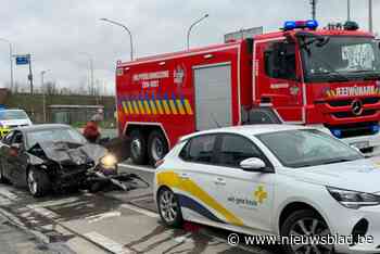 Bestuurster rijdt in op geparkeerd voertuig