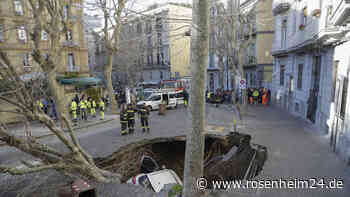 Drama in Neapel – Straße verschluckt zwei Autos mit Menschen an Bord