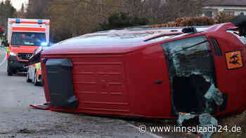 Kleinbus kippt um – Vier Verletzte nach Unfall in Bayern