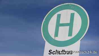 Audi muss in Traunreut wegen Schulbus halten – und wird von hinten gerammt