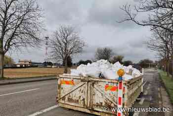 “Nu dumpen ze geen zakken meer, ze zetten gewoon een container”: politie schrijft GAS-boete uit voor opvallend stort van bouwafval