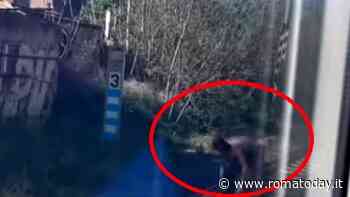 Blocca i treni e lancia i sassi sui binari: ritardi fino a 60 minuti