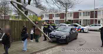 Achtervolging eindigt in crash midden in woonwijk: man (39) opgepakt die in gestolen Duitse auto reed