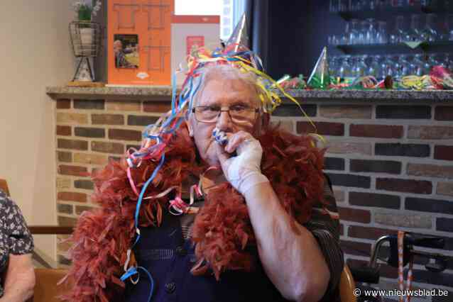Bewoners woonzorgcentrum krijgen bezoek van carnavalisten