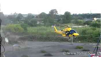 Precipita dal balcone mentre monta un condizionatore