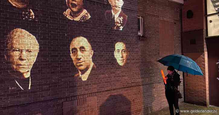 Honderden mensen vormen kilometerslang erelint voor 800 slachtoffers van bombardement