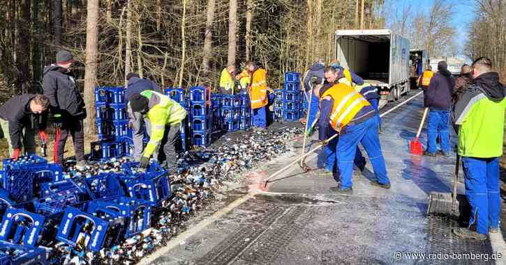 Bier in Strömen: Lkw verliert Hunderte Kästen Gerstensaft
