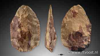 Archeoloog verrukt over prehistorische vuistbijl die opduikt in kringloopwinkel van Steenwijk