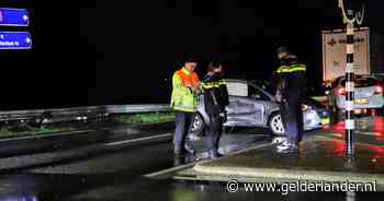 Auto’s botsen op de afrit van de A15: één gewonde