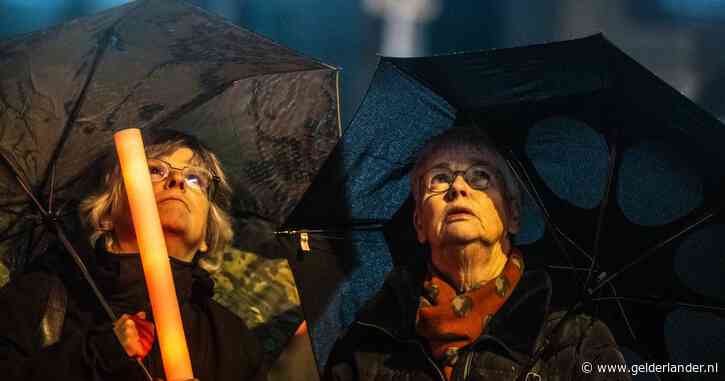 Honderden mensen vormen kilometerslang erelint voor achthonderd slachtoffers van bombardement