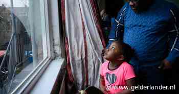 Dit gezin woont in een schimmelhuis: Ester is altijd ziek en elke dag vangt de vochtvreter 16 liter water op