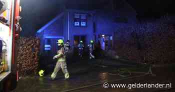 Man handelt snel en redt gezinsleden en huisdieren bij woningbrand