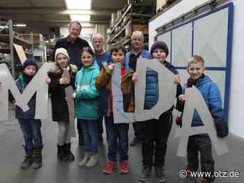 Besuch in Laasdorf: Schüler aus Milda holen ein Geschenk für ihr neues Gebäude ab