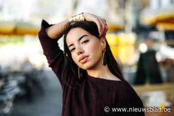 Genkse actrice Nora Dari kondigt zwangerschap aan met opmerkelijke boodschap