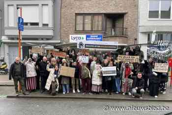Actievoerders vragen beter woonbeleid en palmen bushalte in: “Ik wacht al zeven jaar op sociale woning”