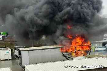 Vrachtwagen vol oude elektrotoestellen vat vuur in containerpark: grote rookpluim in ruime omgeving te zien