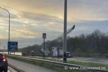 Schip met kraan trekt hoogspanningskabels over kanaal los: weg momenteel afgesloten