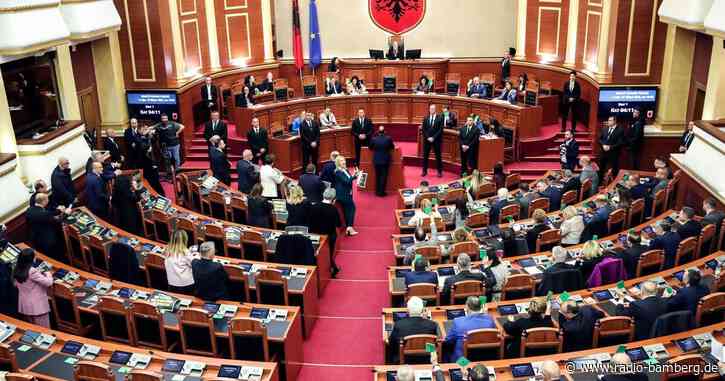 Albaniens Parlament billigt Migrationsabkommen mit Italien