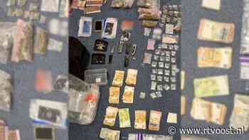 Bij inval in woning Raalte drugs, wapens en nep-politiekleding ontdekt