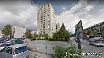 Un cancello di ferro a difesa dello spaccio di cocaina, 61enne nei guai