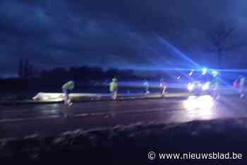 Auto tegen paal op druk kruispunt in Lommel: veel verkeershinder