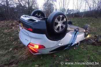 Auto op z’n dak op Noord-Zuidverbinding: niemand gewond
