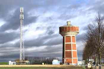 Tijdelijke gsm-mast naast monumentale watertoren in Heukelom