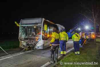 Lijnbus waait in de gracht door stormwind