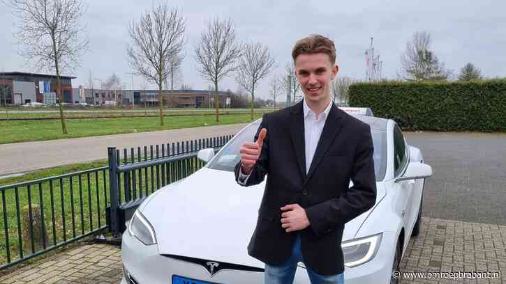 Chris (18) is geslaagd als taxichauffeur: 'Soms ben je net een psycholoog'