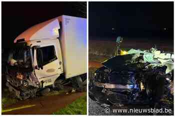 Zware botsing tussen auto en vrachtwagen: bestuurder zwaargewond, weg versperd