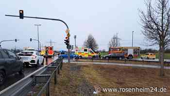 Unfall mit mehreren Fahrzeugen auf B15 bei Rosenheim – wohl fünf Verletzte