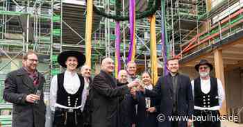 UmweltBank feiert Richtfest für Holzhochaus in Nürnberg