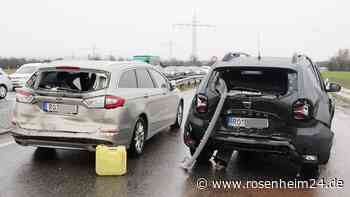Unfall mit mehreren Fahrzeugen auf B15 bei Rosenheim – vier Personen verletzt