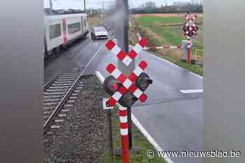 “Stop alsjeblieft als het rood is”: Infrabel verbolgen na hallucinante beelden waarbij auto door gesloten spooroverweg rijdt