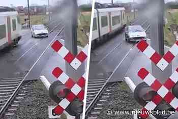 “Dit krijg je niet meer uitgelegd”: hallucinante beelden tonen hoe auto tussen slagbomen slalomt en nét botsing met trein vermijdt